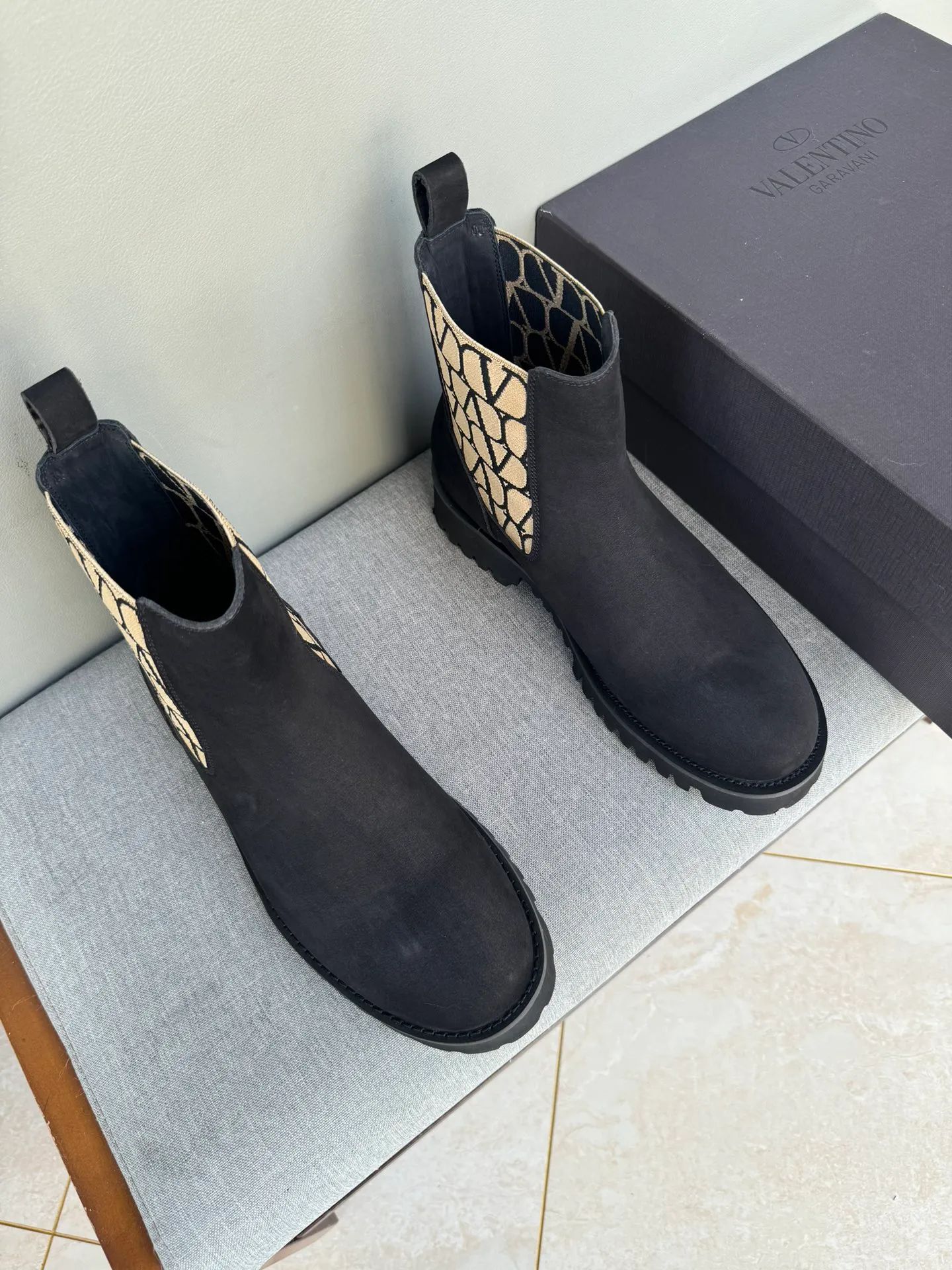 [Valentino] Top P: 1000💰 Size: Men 39-44 (45 customized) Valentino VLTN casual shoes 2025 latest winter series, original 1:1 development Casual men's leather shoes Made with heavy investment, shoes and boots are made of imported cowhide that is not easy to deform, black cowhide lining, original foam outsole, black open edge beads, black suede, brown suede Factory craftsmanship, perfect products are only prepared for you who know taste! Any comparison is welcome!